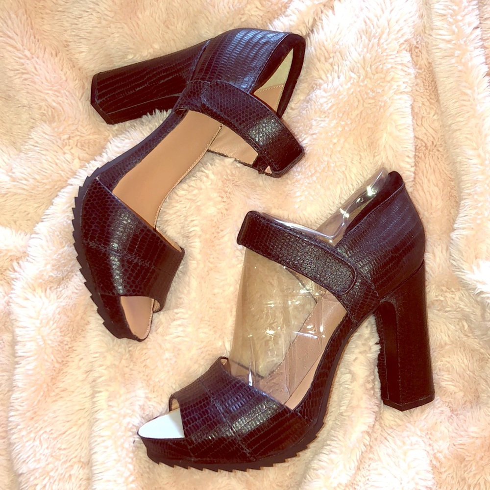 Bacio61 “Vicenza” blk platform heel w/ velcro!